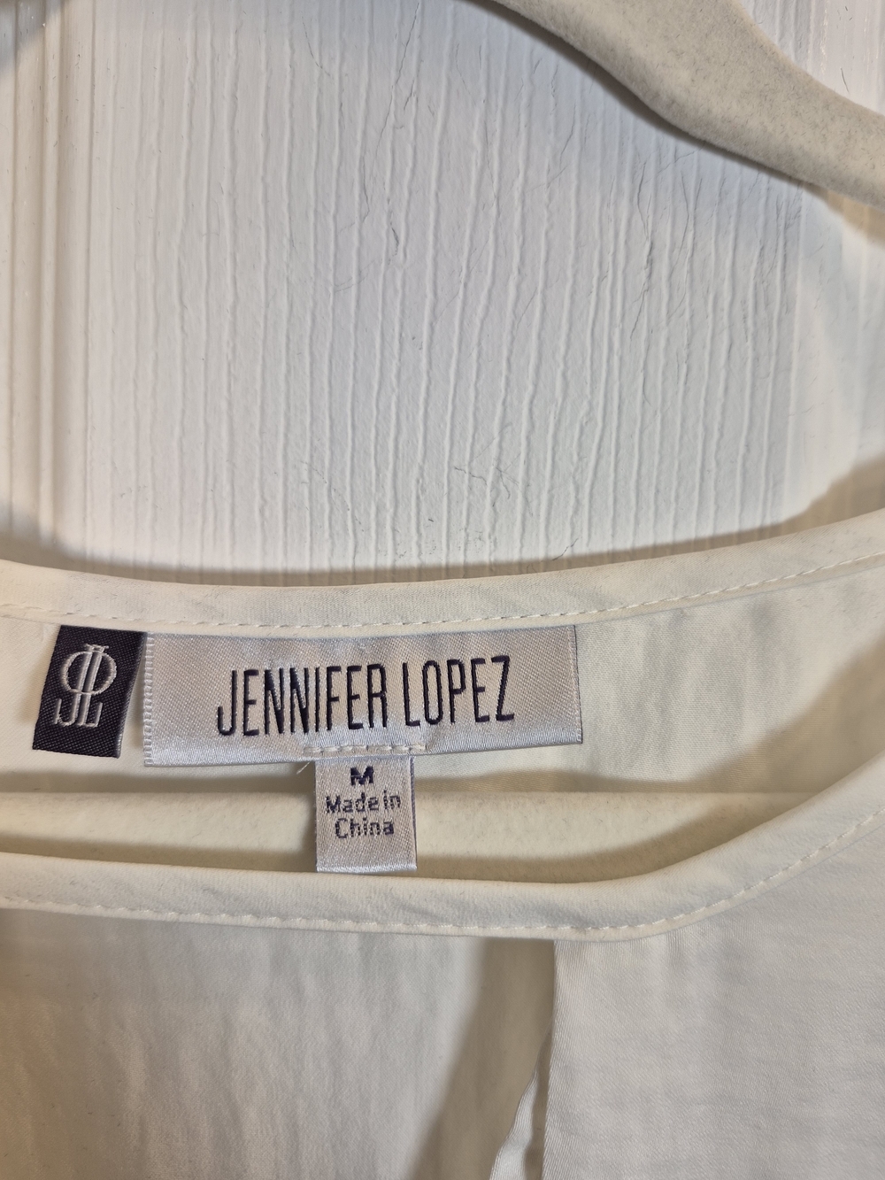 Jennifer Lopez Ivory Keyhole Blouse Womens Size M Flowy Bell Sleeve Cream Top - Picture 6 of 7